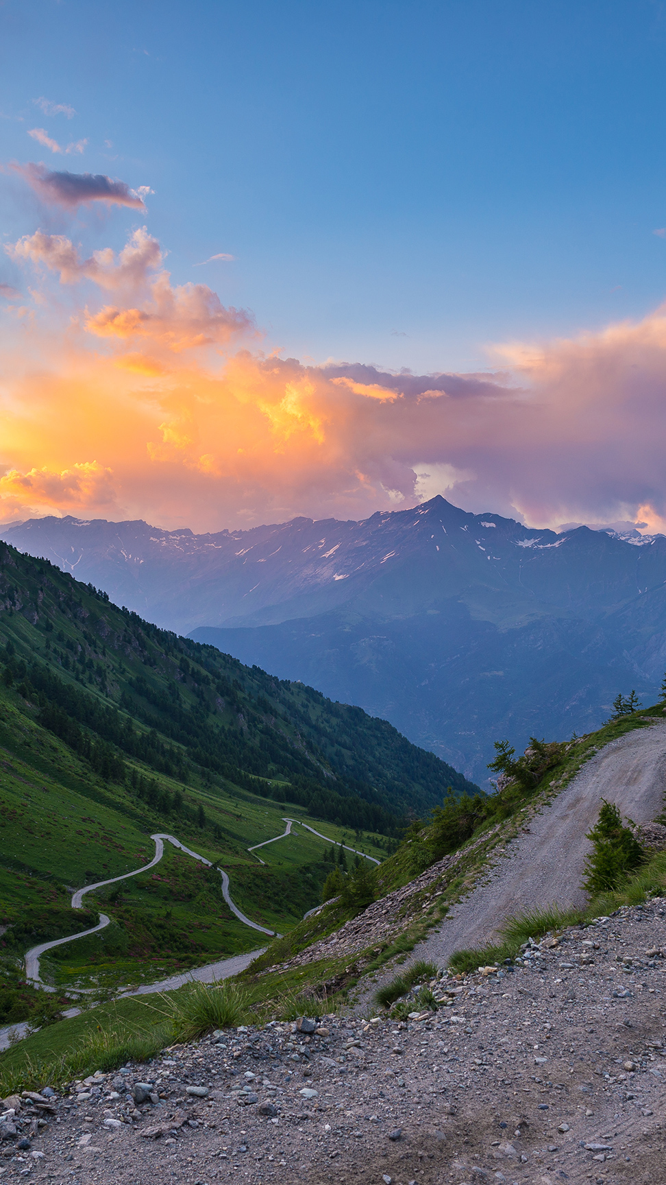 Gebirgsstraße in den Alpen, Klosters-Serneus, Davos, Graubünden, Schweiz